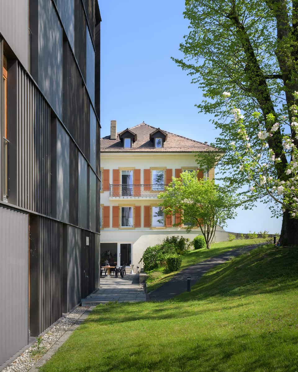 Cheminement entre les bâtiments de Bru