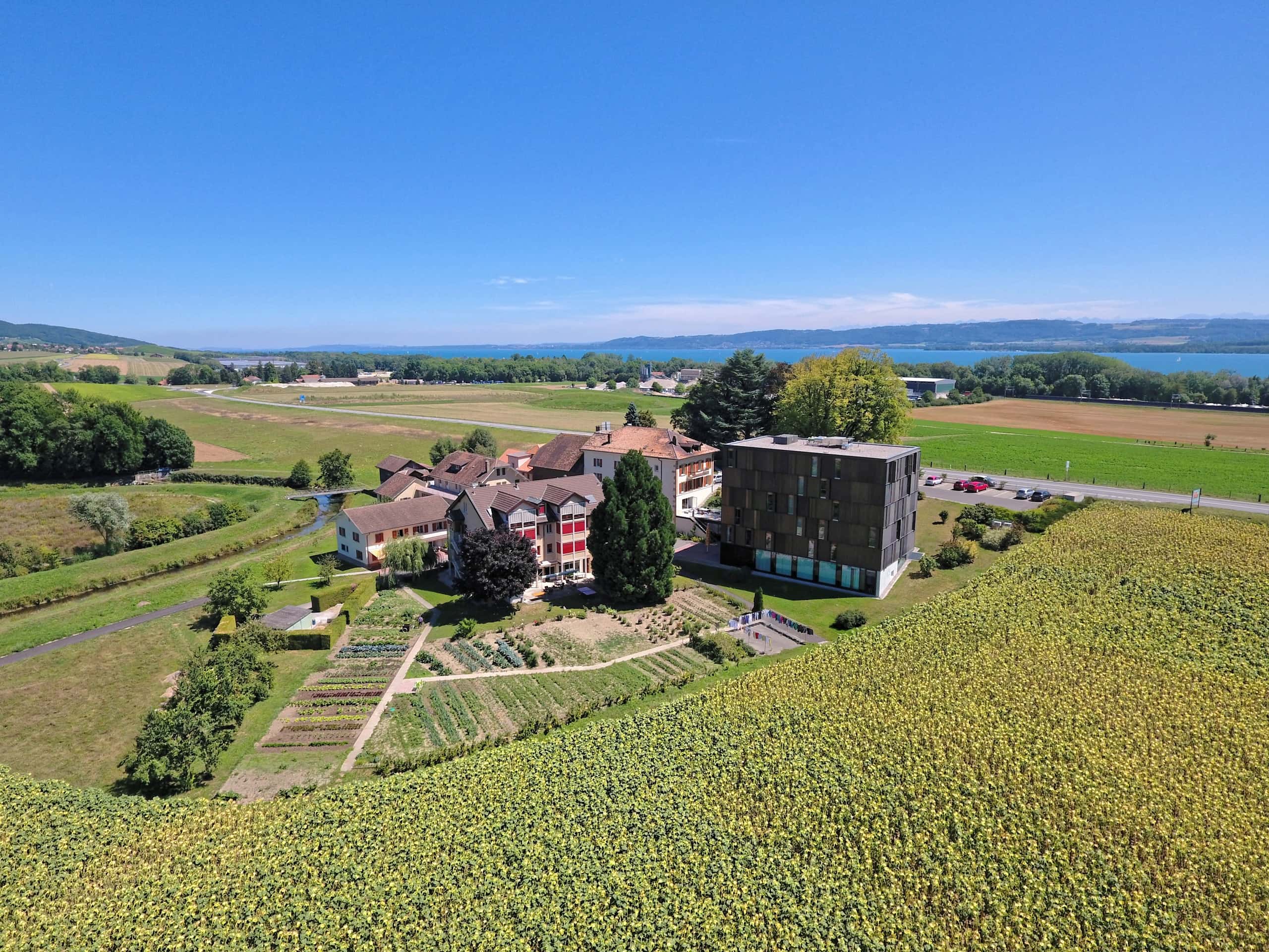 Vue aérienne du domaine de Bru, entouré de champs près de Grandson